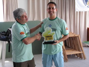 Armandinho entrega o troféu ao campeão.