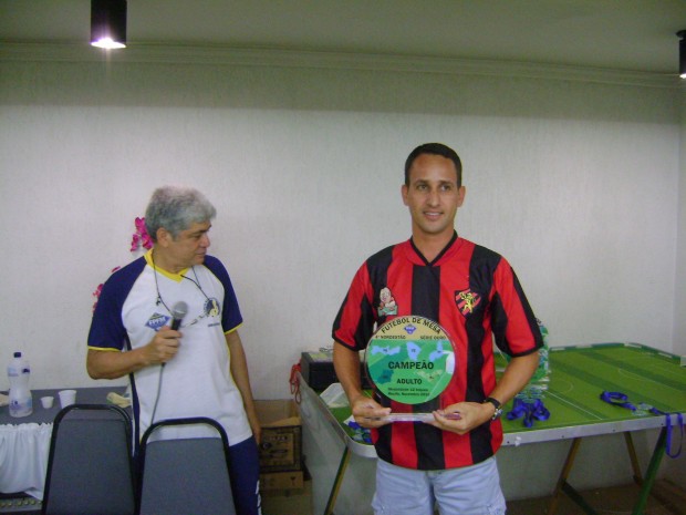 Armandinho - AABB Recife entrega o troféu ao Campeão Pena