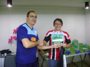 Éder entrega o troféu do Campeão Adulto série Prata