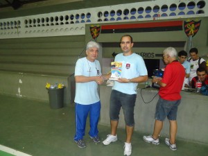 Flávio recebe o troféu de 3º Lugar